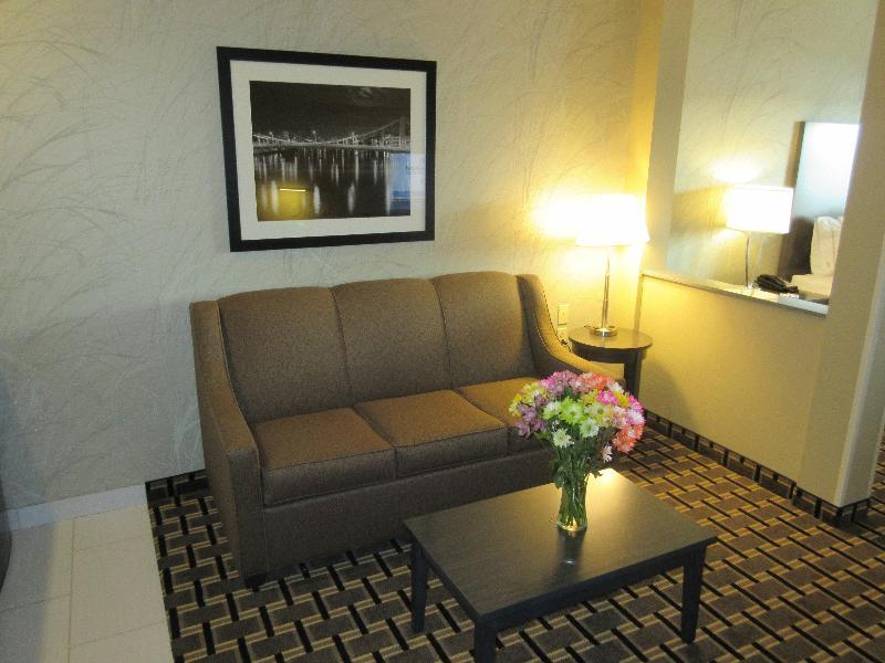 Holiday Inn Express & Suites Butler By Ihg Exterior foto