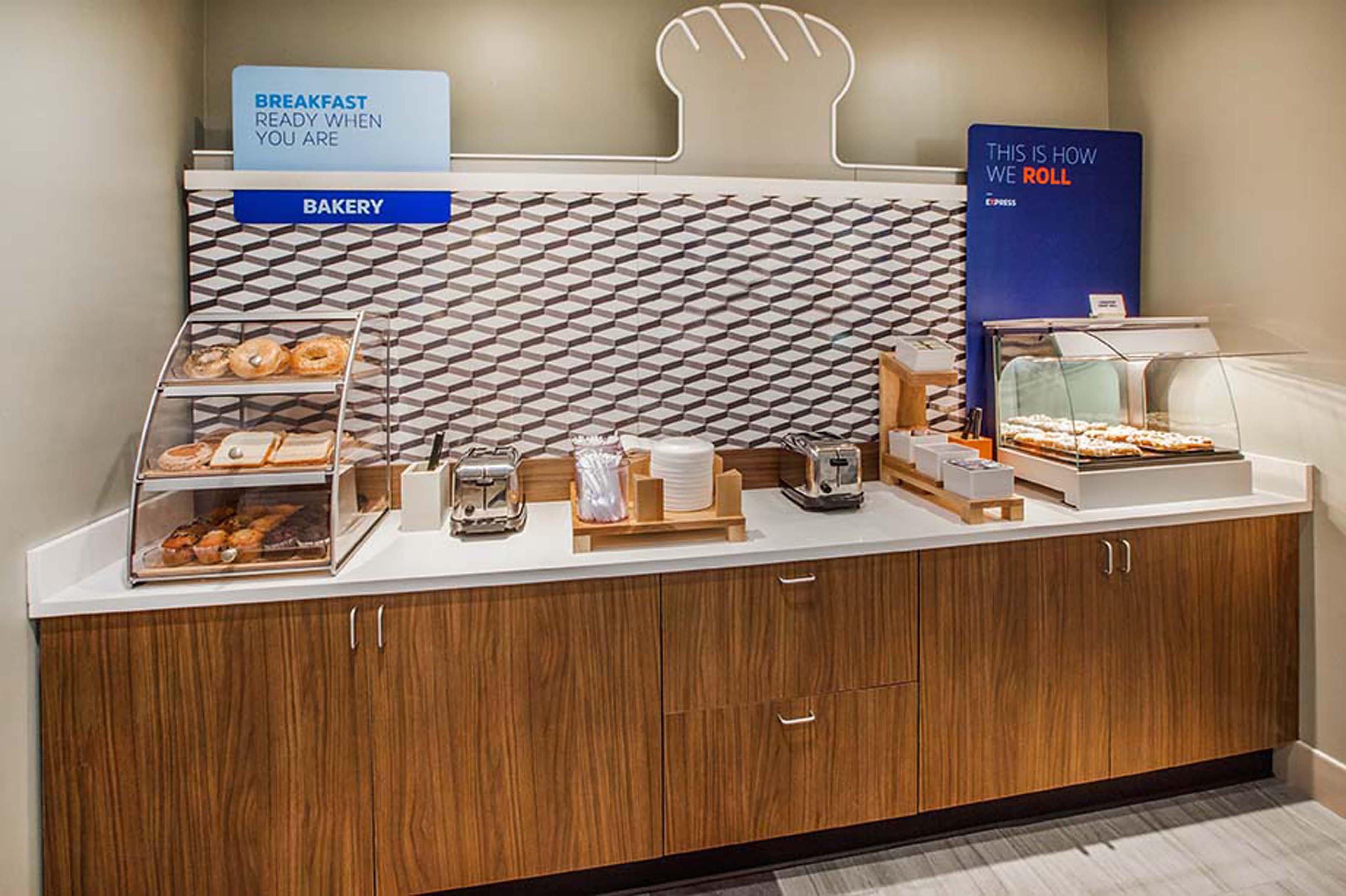 Holiday Inn Express & Suites Butler By Ihg Exterior foto